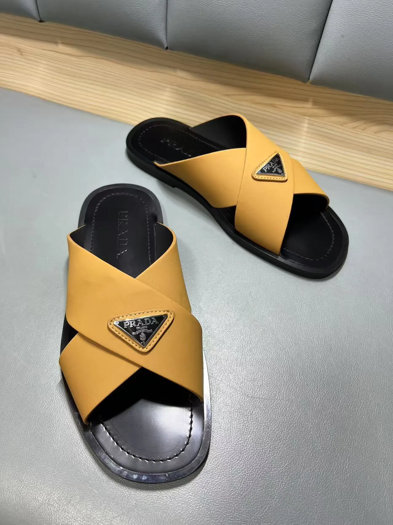 340💰PRADA Prada’s latest slippers are synchronized with the official website. This slipper is made of the brand’s unique and iconic Saffiano leather. The brand logo jumps out from the double straps, and the brand style is clearly visible. Cowhide gives men elegant charm and functional design, making it an ideal choice for vacation and leisure. Size:38-45